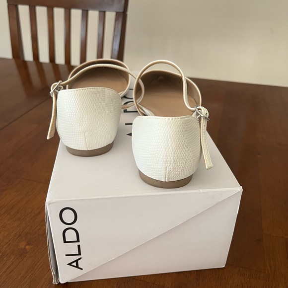 Size 6.5 white leather flats pointy toe - Picture 4 of 6